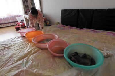 海丰楼上漏水，住户失联，小区没物管，业主维权难！律师来支招……